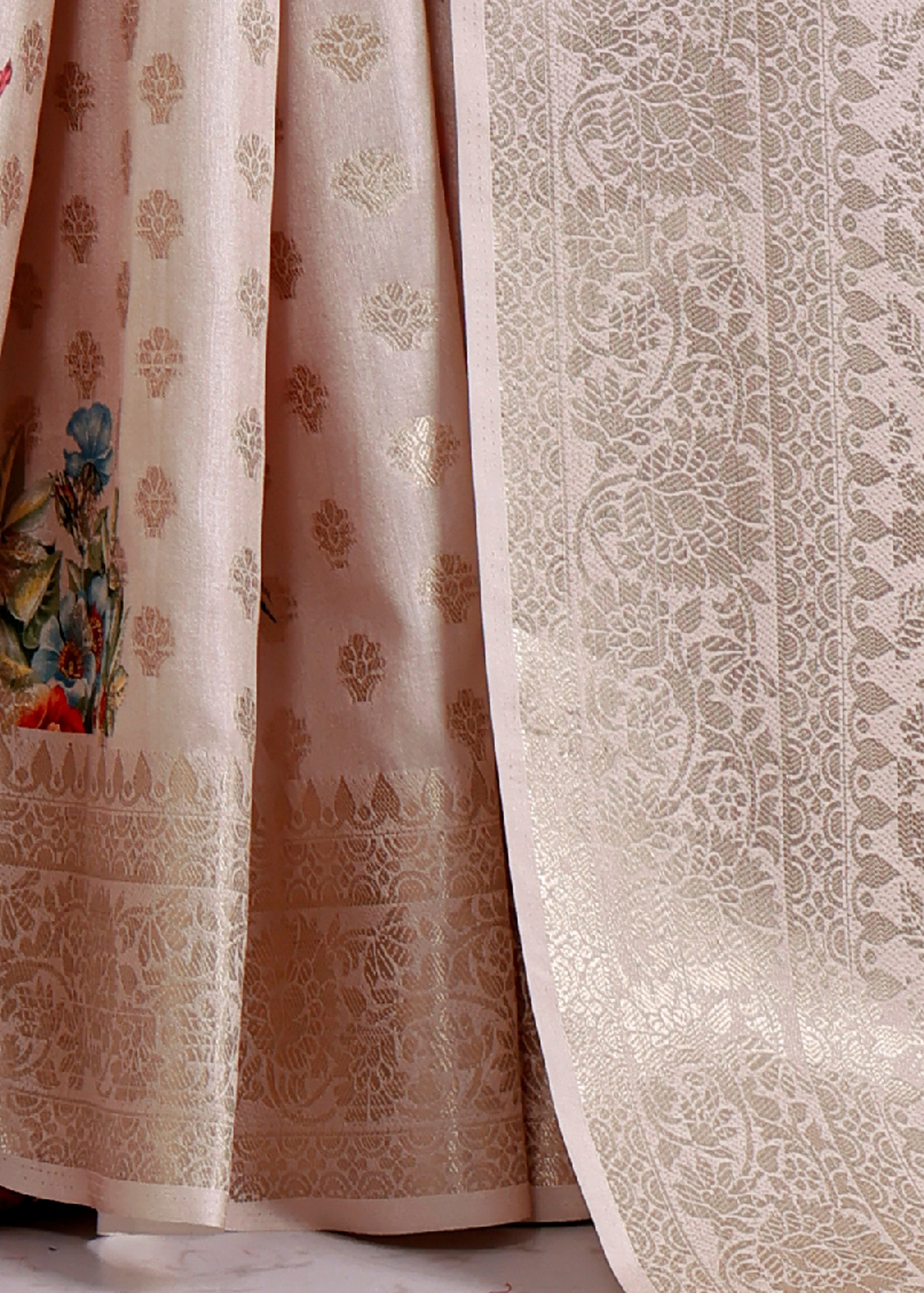 Digital Print on Viscose Pallus: Artful Drapes, Modern Elegance