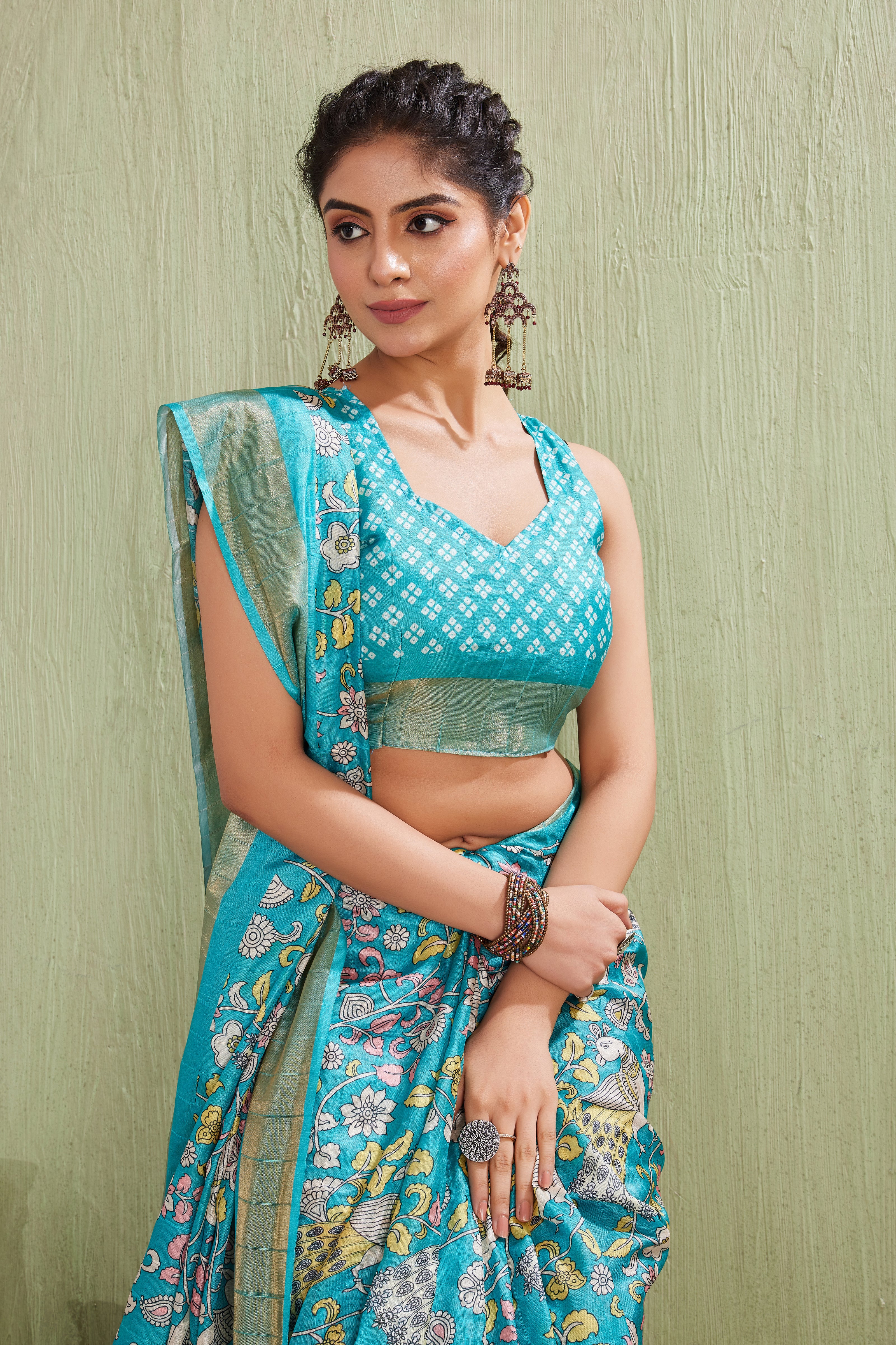 Six Yards, Endless Stories