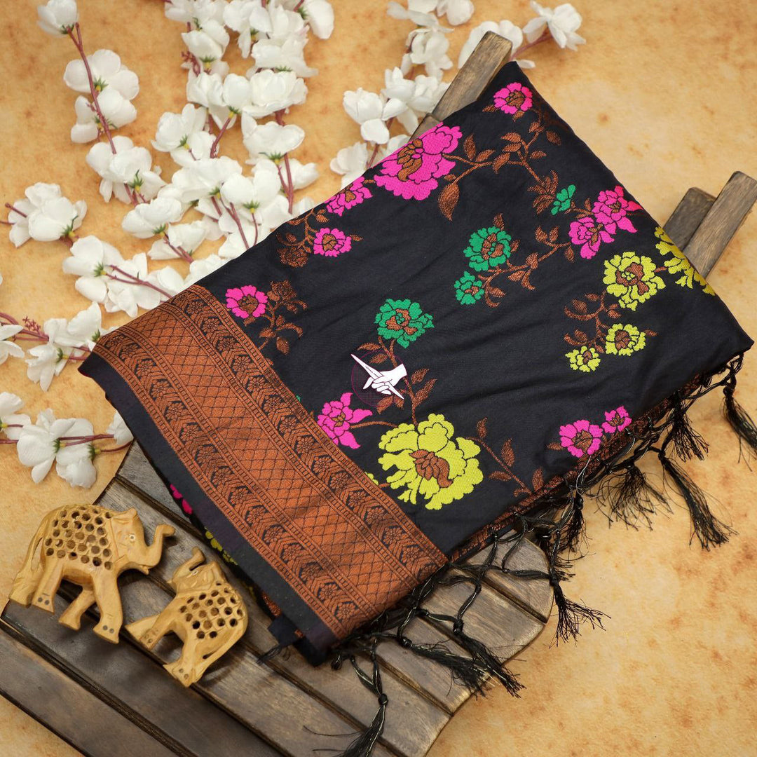 Graceful Black Pattu Silk Saree Featuring Traditional Weaving Artistry