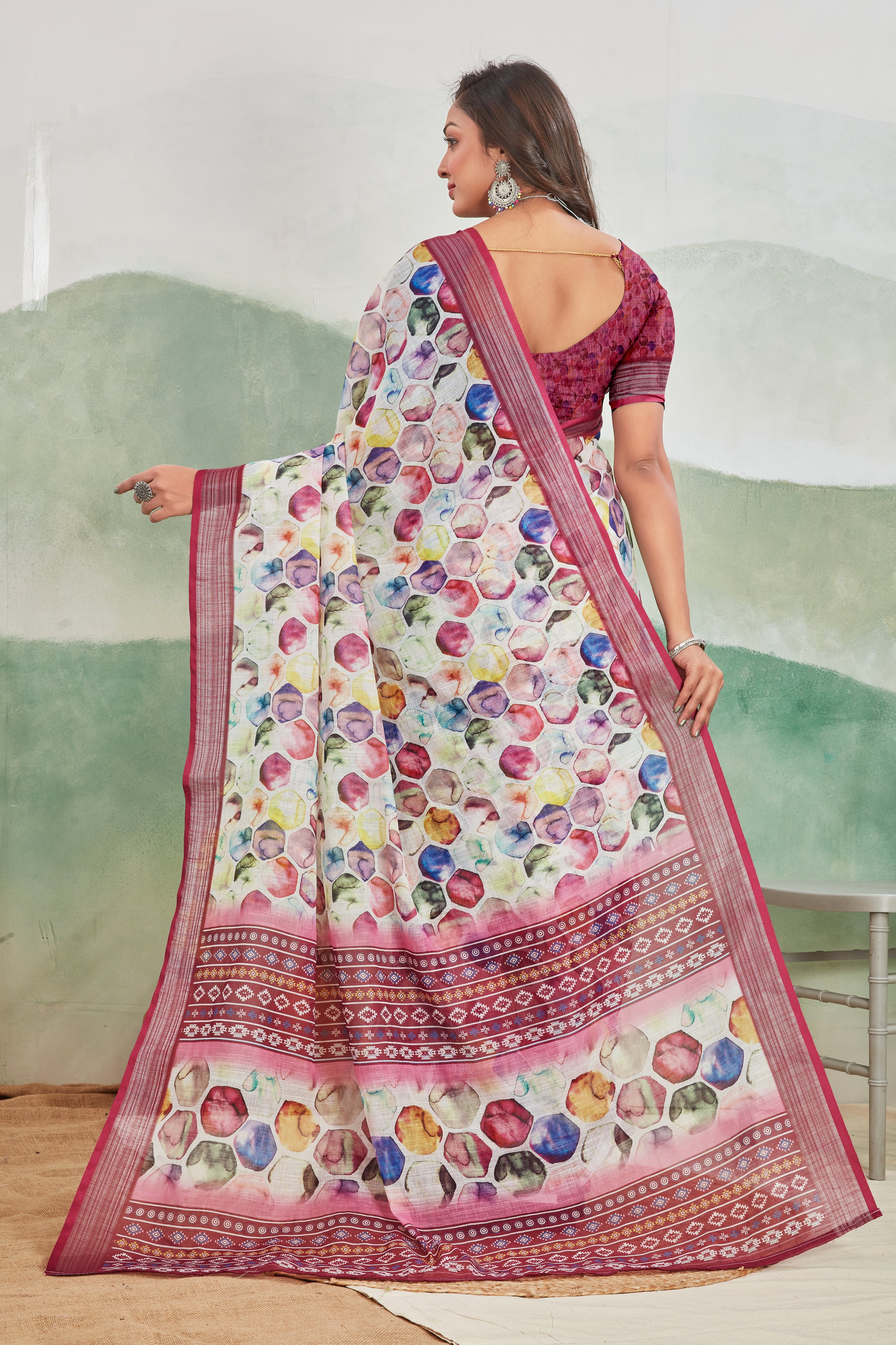 Understated Glamour in Every thread of this linen Saree