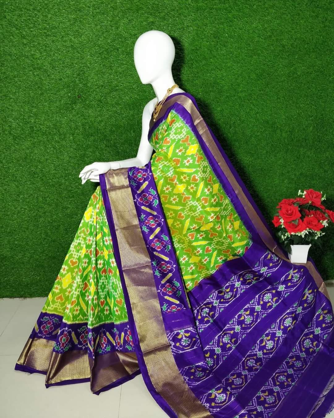 Ethnic Handloom Soft Silk Saree With Bold Pochampalli Print And Designer Blouse