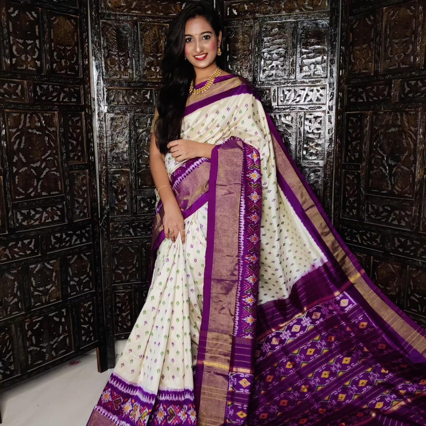 Exquisite Ikkat Patterned Soft Silk Saree With Heritage Handloom Texture