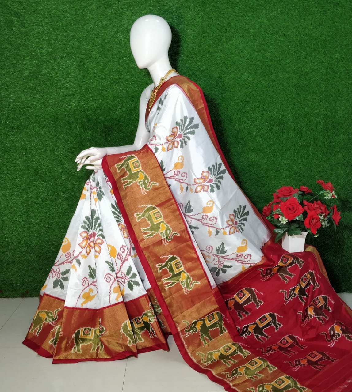 Beautiful White Traditional Ikkat Saree Pure Handloom Silk