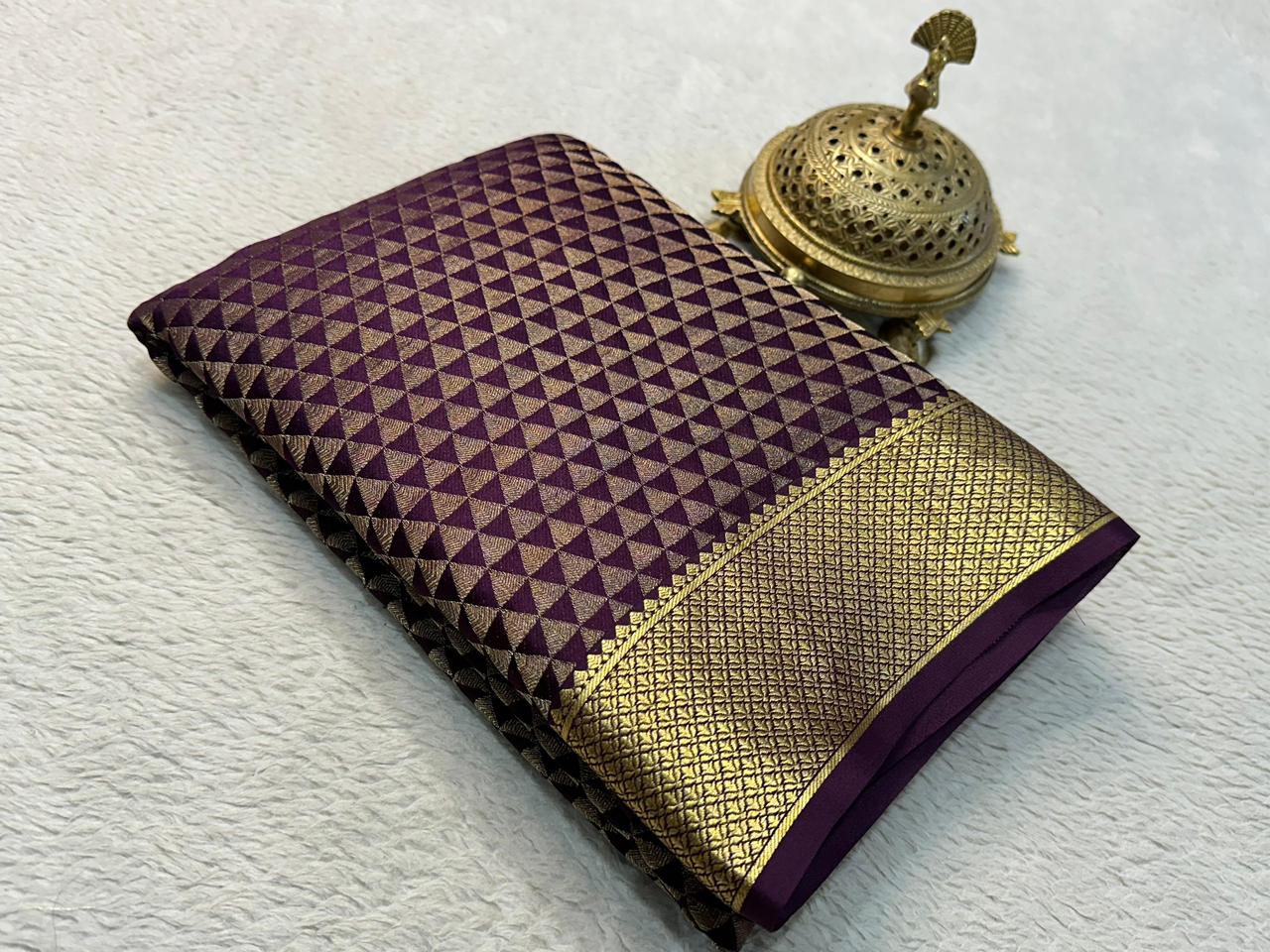 Graceful Splendor: Luxurious Silk Brocade Saree Adorned with Majestic Zari Weaving and Regal Pallu